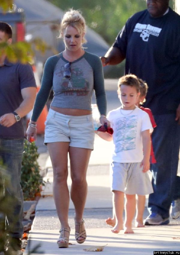 Бритни с детьми покидает центр Monarchs Gymastics13.jpg(Бритни Спирс, Britney Spears)