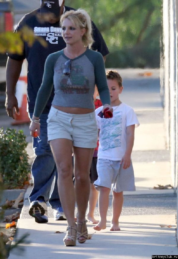 Бритни с детьми покидает центр Monarchs Gymastics16.jpg(Бритни Спирс, Britney Spears)