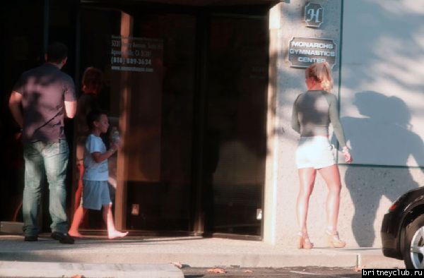 Бритни с детьми покидает центр Monarchs Gymastics18.jpg(Бритни Спирс, Britney Spears)