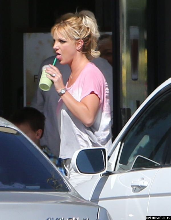 Бритни с детьми покидает центр Monarchs Gymastics19.jpg(Бритни Спирс, Britney Spears)