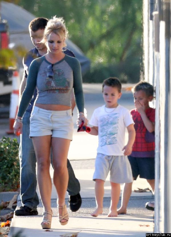 Бритни с детьми покидает центр Monarchs Gymastics21.jpg(Бритни Спирс, Britney Spears)