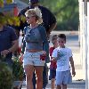 Бритни с детьми покидает центр Monarchs Gymastics
