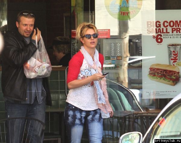 Бритни покидает отель и ресторан  SubWay03.jpg(Бритни Спирс, Britney Spears)