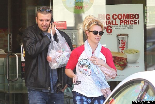 Бритни покидает отель и ресторан  SubWay15.jpg(Бритни Спирс, Britney Spears)