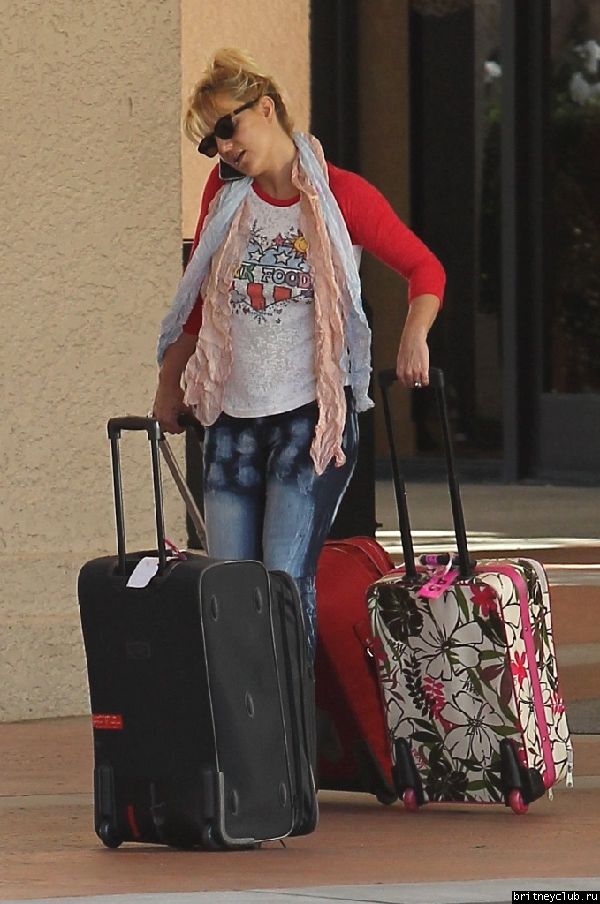 Бритни покидает отель и ресторан  SubWay22.jpg(Бритни Спирс, Britney Spears)