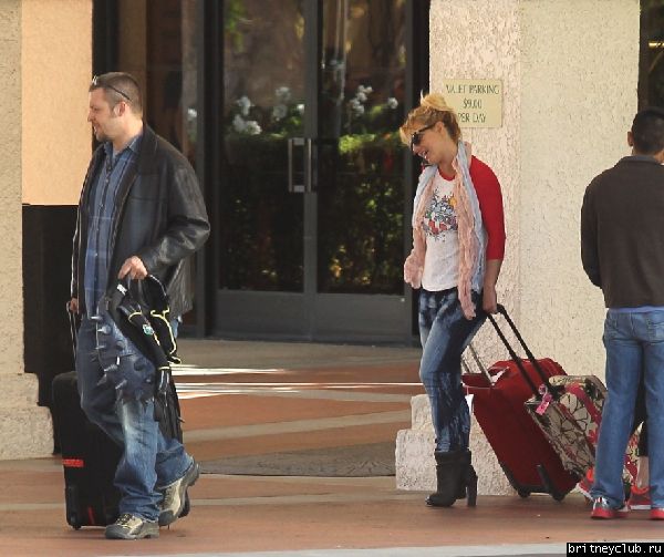 Бритни покидает отель и ресторан  SubWay24.jpg(Бритни Спирс, Britney Spears)