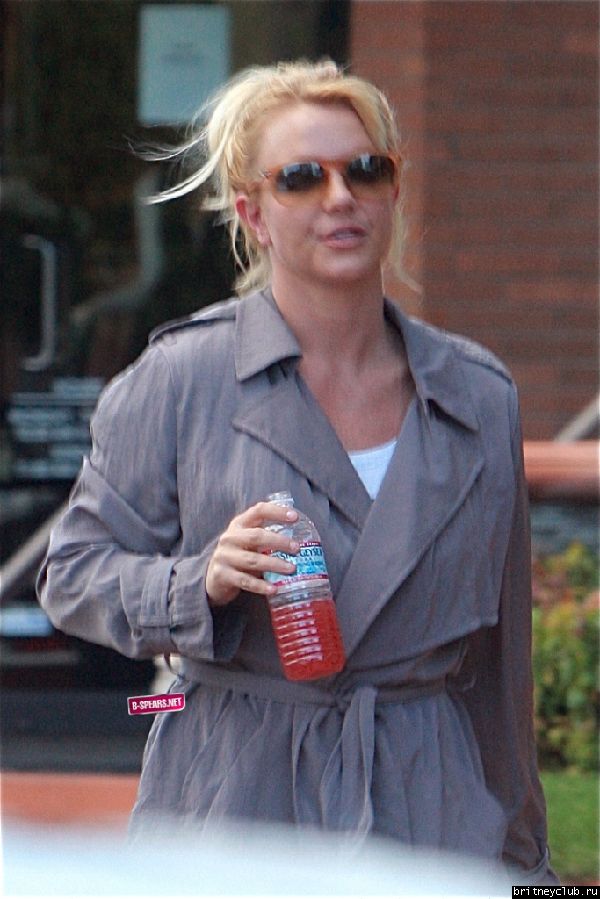 Бритни покидает солярий6.jpg(Бритни Спирс, Britney Spears)