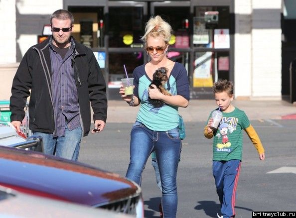 Бритни с детьми в Таузенд-Оакс08.jpg(Бритни Спирс, Britney Spears)