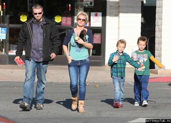 Бритни с детьми в Таузенд-Оакс17.jpg(Бритни Спирс, Britney Spears)