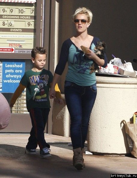 Бритни с детьми в Таузенд-Оакс22.jpg(Бритни Спирс, Britney Spears)