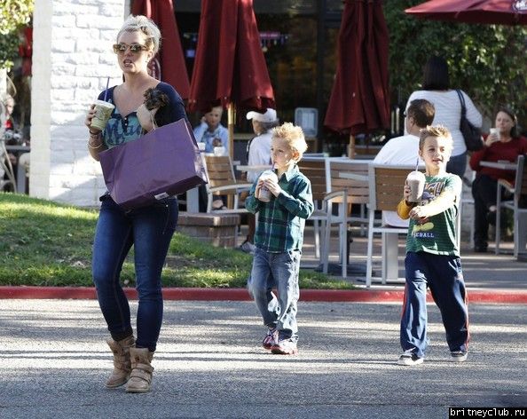 Бритни с детьми в Таузенд-Оакс24.jpg(Бритни Спирс, Britney Spears)