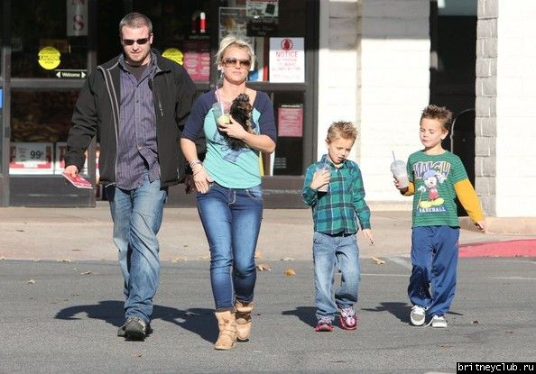 Бритни с детьми в Таузенд-Оакс35.jpg(Бритни Спирс, Britney Spears)