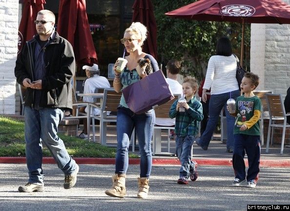 Бритни с детьми в Таузенд-Оакс43.jpg(Бритни Спирс, Britney Spears)