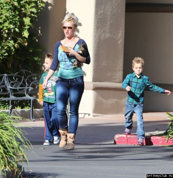 Бритни с детьми в Таузенд-Оакс44.jpg(Бритни Спирс, Britney Spears)