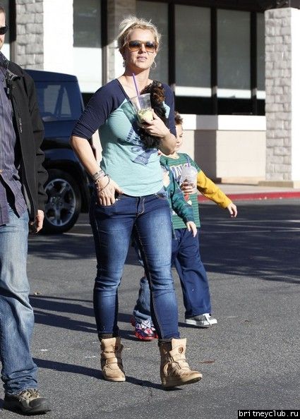 Бритни с детьми в Таузенд-Оакс45.jpg(Бритни Спирс, Britney Spears)