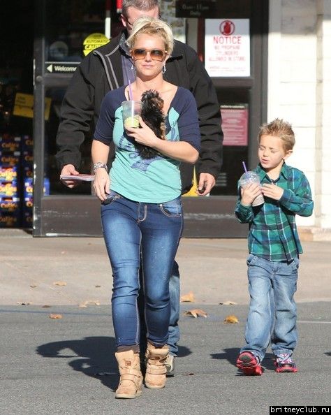 Бритни с детьми в Таузенд-Оакс46.jpg(Бритни Спирс, Britney Spears)
