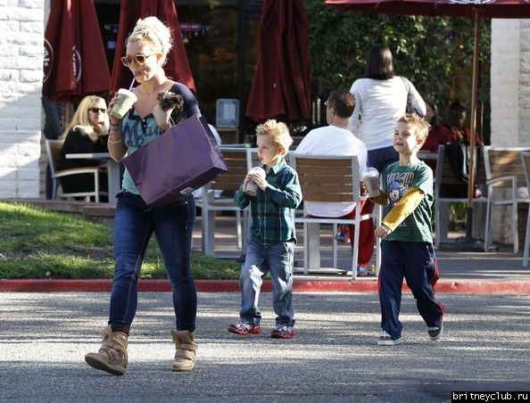 Бритни с детьми в Таузенд-Оакс47.jpg(Бритни Спирс, Britney Spears)