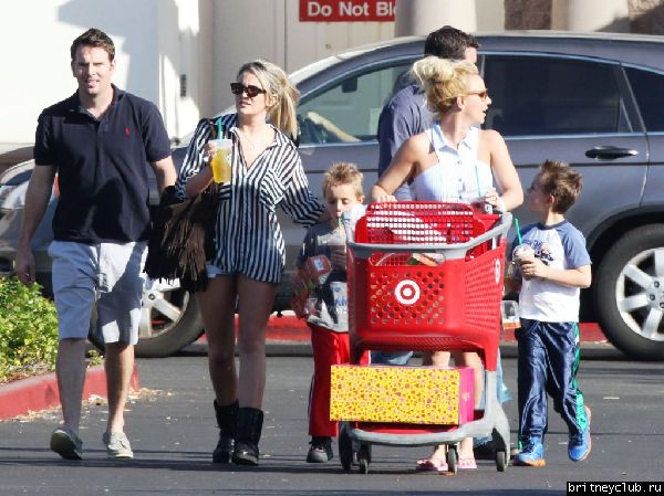 Бритни на шоппинге в Target02.jpg(Бритни Спирс, Britney Spears)