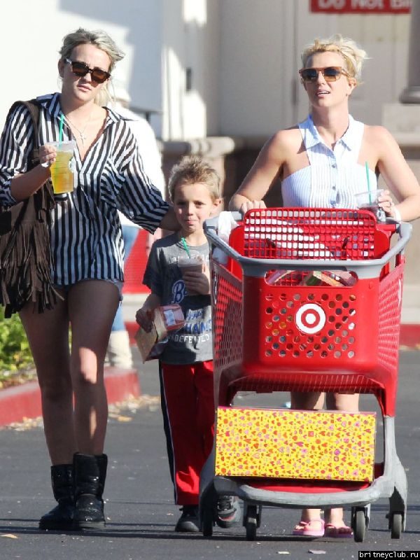 Бритни на шоппинге в Target05.jpg(Бритни Спирс, Britney Spears)