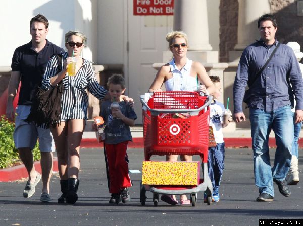 Бритни на шоппинге в Target07.jpg(Бритни Спирс, Britney Spears)