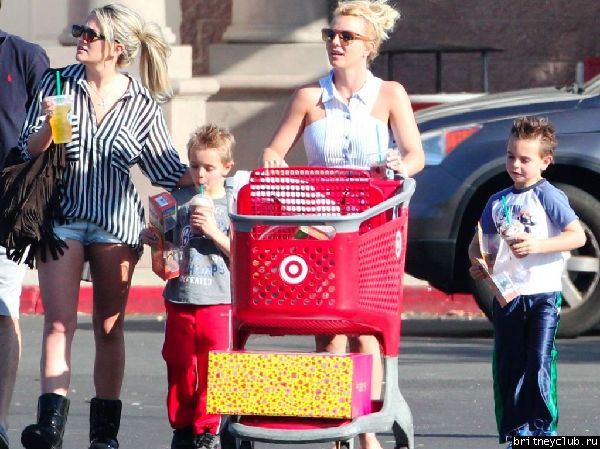 Бритни на шоппинге в Target11.jpg(Бритни Спирс, Britney Spears)