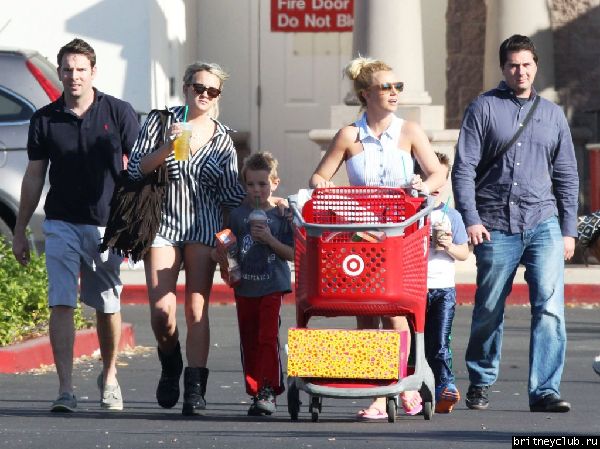 Бритни на шоппинге в Target12.jpg(Бритни Спирс, Britney Spears)