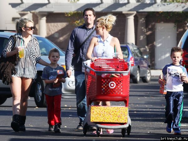 Бритни на шоппинге в Target16.jpg(Бритни Спирс, Britney Spears)