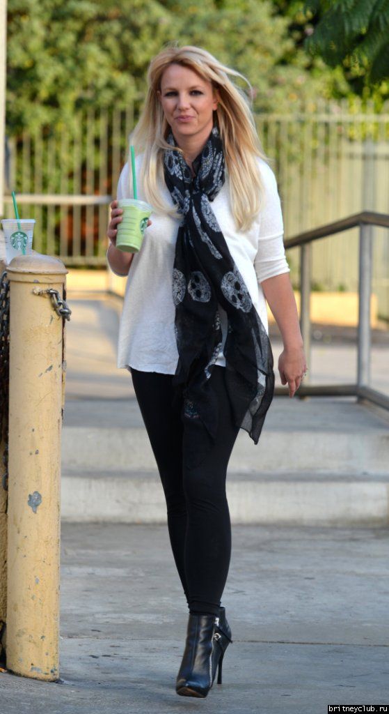 Бритни покидает Starbucks07.jpg(Бритни Спирс, Britney Spears)