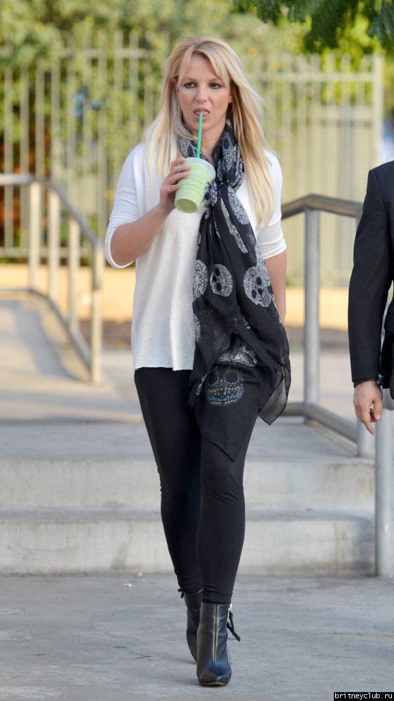 Бритни покидает Starbucks11.jpg(Бритни Спирс, Britney Spears)