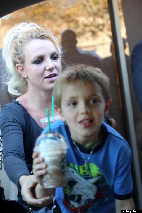 Бритни с детьми покидает танцевальную студию ROCKIT03.jpg(Бритни Спирс, Britney Spears)