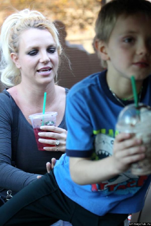 Бритни с детьми покидает танцевальную студию ROCKIT17.jpg(Бритни Спирс, Britney Spears)