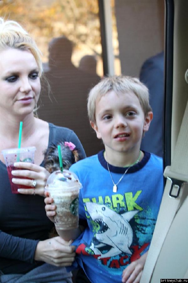 Бритни с детьми покидает танцевальную студию ROCKIT23.jpg(Бритни Спирс, Britney Spears)