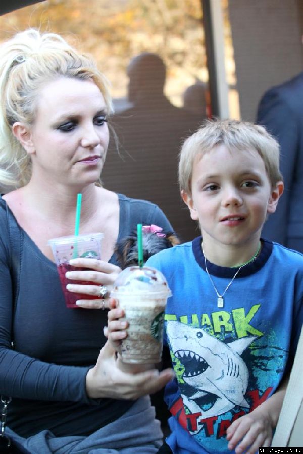 Бритни с детьми покидает танцевальную студию ROCKIT25.jpg(Бритни Спирс, Britney Spears)