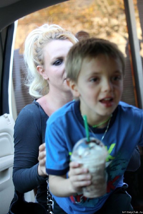 Бритни с детьми покидает танцевальную студию ROCKIT26.jpg(Бритни Спирс, Britney Spears)