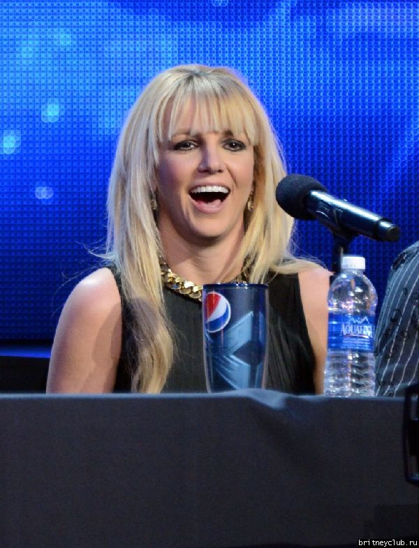Бритни на пресс-конференции по случаю финала The X Factor USA17.jpg(Бритни Спирс, Britney Spears)