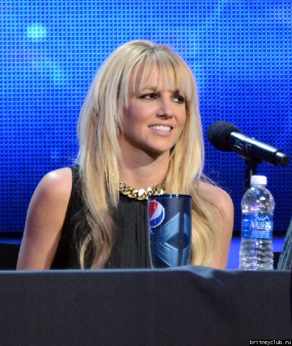 Бритни на пресс-конференции по случаю финала The X Factor USA24.jpg(Бритни Спирс, Britney Spears)