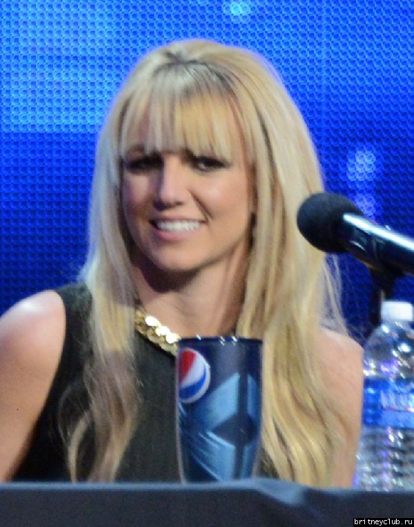 Бритни на пресс-конференции по случаю финала The X Factor USA27.jpg(Бритни Спирс, Britney Spears)