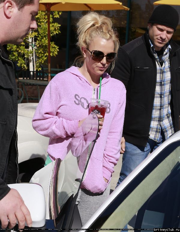 Бритни посетила салон красоты в Лос-Анджелесе73.jpg(Бритни Спирс, Britney Spears)