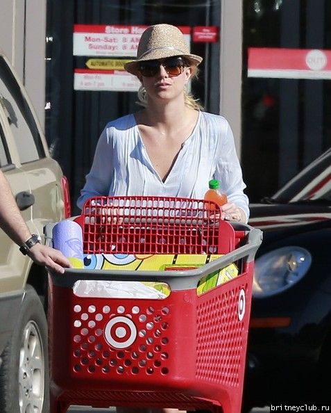 Бритни после шоппинга в бутике Calypso и гипермаркете Target18.jpg(Бритни Спирс, Britney Spears)