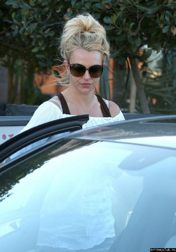 Бритни посещает кафе Coffee Bean & Tea Leaf03.jpg(Бритни Спирс, Britney Spears)