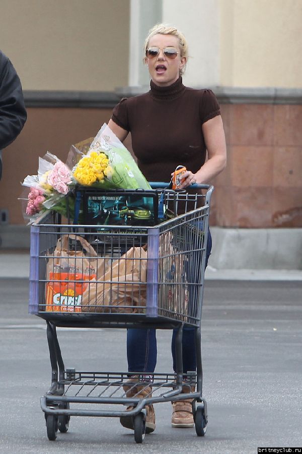 Бритни после шоппинга в супермаркете Albertsons03.jpg(Бритни Спирс, Britney Spears)