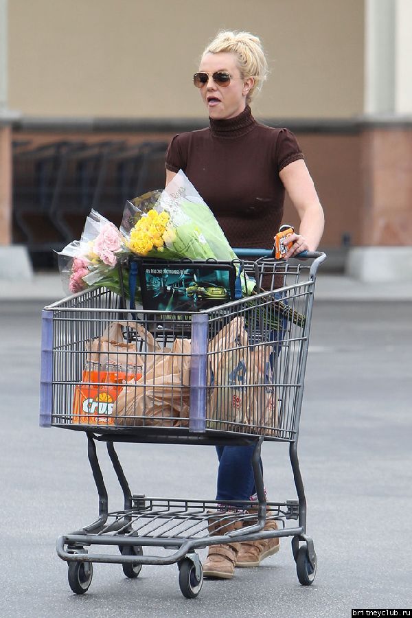Бритни после шоппинга в супермаркете Albertsons06.jpg(Бритни Спирс, Britney Spears)