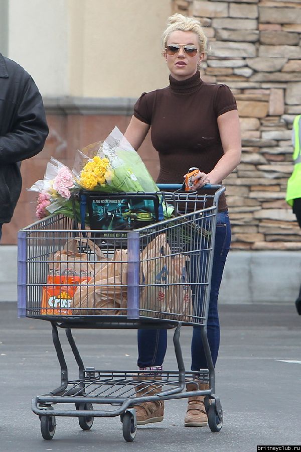 Бритни после шоппинга в супермаркете Albertsons10.jpg(Бритни Спирс, Britney Spears)