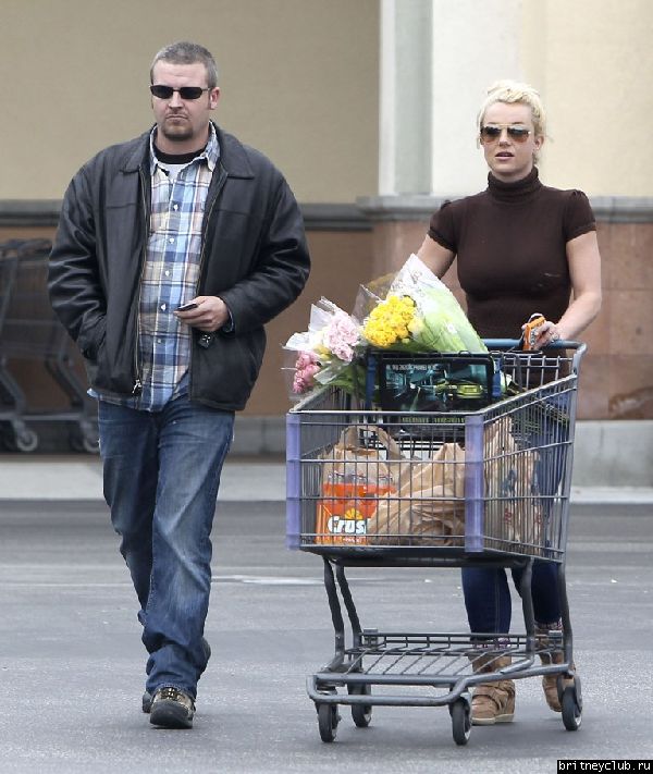 Бритни после шоппинга в супермаркете Albertsons16.jpg(Бритни Спирс, Britney Spears)
