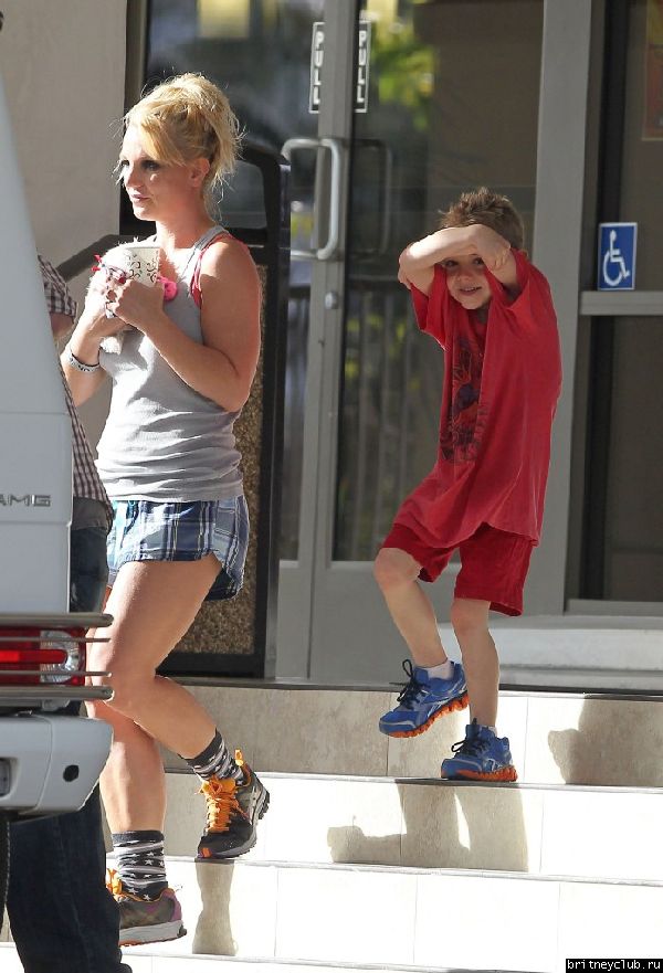 Бритни с сыновьями покидает ветеринарную клинику Barkley Pet Hotel 04.jpg(Бритни Спирс, Britney Spears)