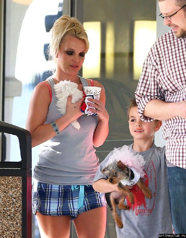 Бритни с сыновьями покидает ветеринарную клинику Barkley Pet Hotel 05.jpg(Бритни Спирс, Britney Spears)