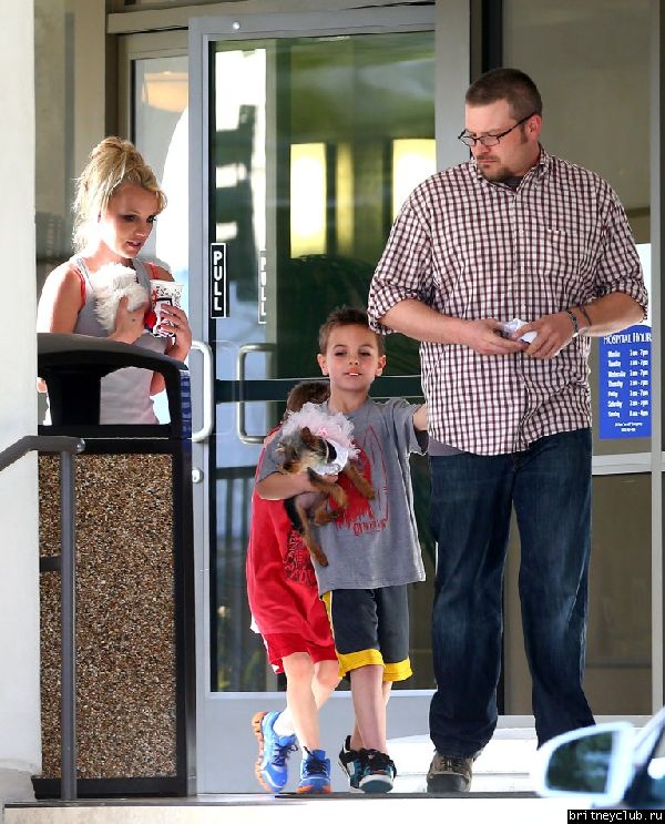 Бритни с сыновьями покидает ветеринарную клинику Barkley Pet Hotel 09.jpg(Бритни Спирс, Britney Spears)
