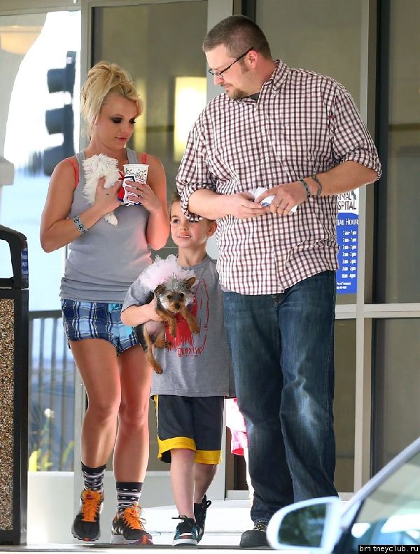 Бритни с сыновьями покидает ветеринарную клинику Barkley Pet Hotel 11.jpg(Бритни Спирс, Britney Spears)