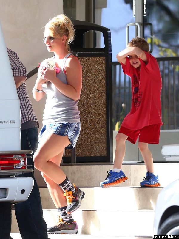 Бритни с сыновьями покидает ветеринарную клинику Barkley Pet Hotel 17.jpg(Бритни Спирс, Britney Spears)
