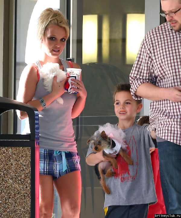 Бритни с сыновьями покидает ветеринарную клинику Barkley Pet Hotel 40.jpg(Бритни Спирс, Britney Spears)